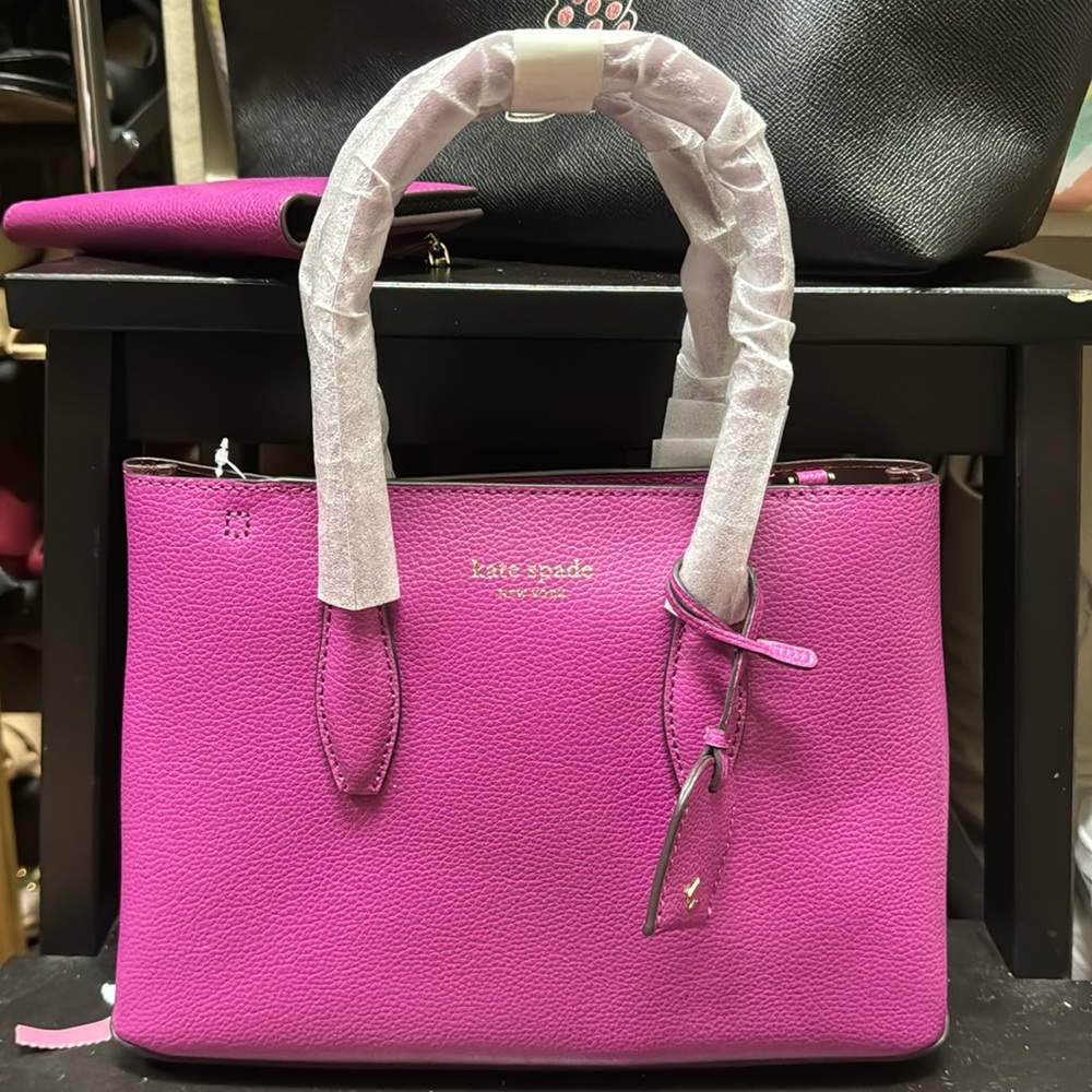 NWT beautiful small top zip satchel. Never used. Excellent condition.